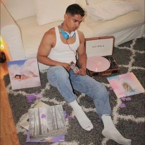 Meet your Posher, Levi